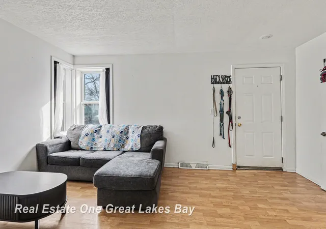 Photo 3 of Single family home for sale at 1724 Newberry St, Saginaw, MI 48602 | MLS# 61050200287 | Listing updated on 2026-07-16