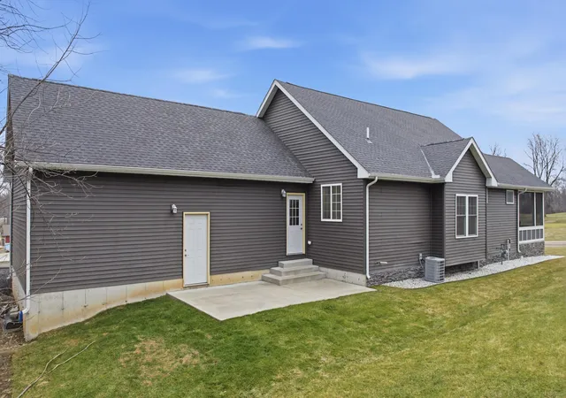 34th image of 3331 Blarney Dr, South Bend, IN 46628 | MLS# 69026007321