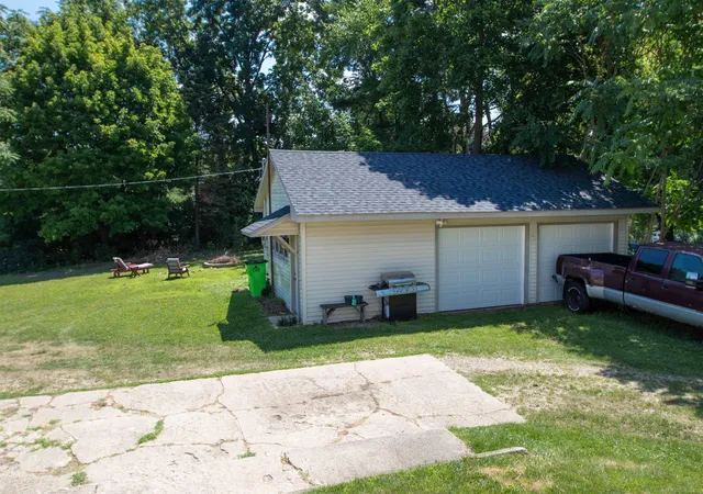 Photo 3 of Single family home for sale at 205 S Dettman Rd, Jackson, MI 49203 | MLS# 58050200468 | Listing updated on 2026-08-27