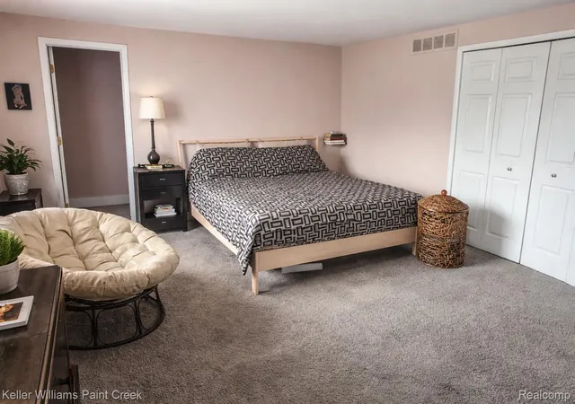 Listing Photo 4 - Condo for sale in building located at 26728 Farmbrook Villa Dr, Southfield, MI 48034