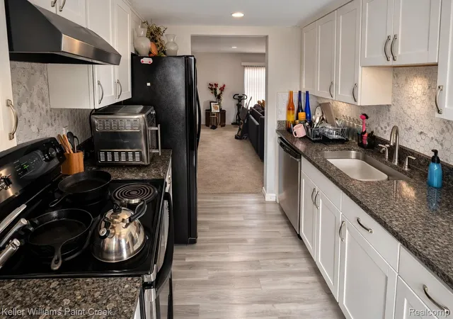 Listing Photo 5 - Condo for sale in building located at 26728 Farmbrook Villa Dr, Southfield, MI 48034