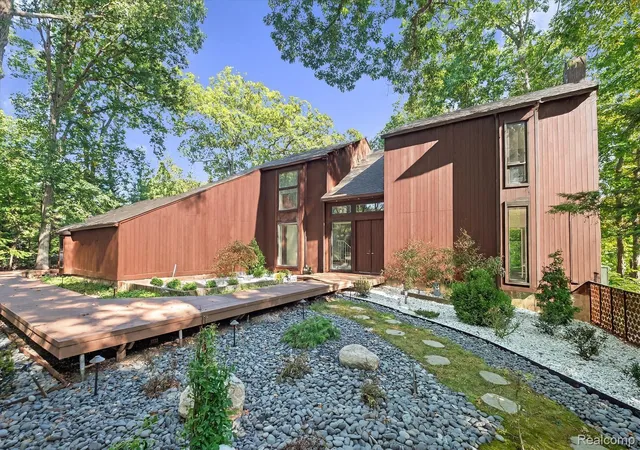 Photo 3 of Single family home for sale at 7371 Lindenmere Dr, Bloomfield Hills, MI 48301 | MLS# 20261013511 | Listing updated on 2026-09-29