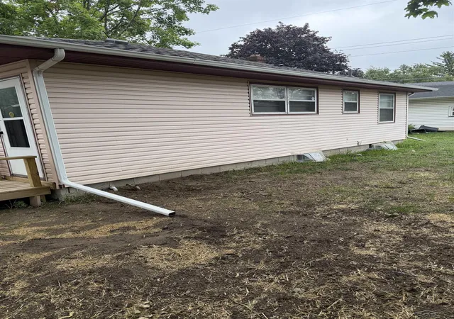 Photo 2 of Single family home for sale at 2609 S Outer Dr, Saginaw, MI 48601 | MLS# 61050200721 | Listing updated on 2026-07-31