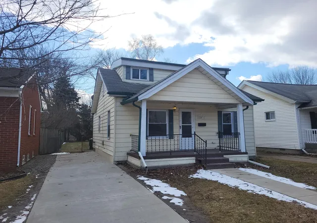 Photo 2 of Single family home for sale at 22032 Elizabeth St, Saint Clair Shores, MI 48080 | MLS# 81026008134 | Listing updated on 2026-07-30