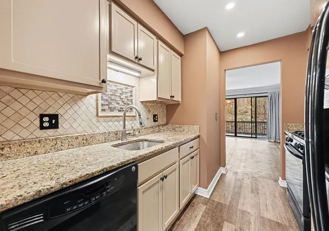 Listing Photo 5 - Condo for sale in building located at 502 Stoneywood Dr, Brighton, MI 48116