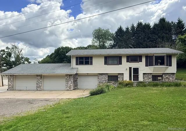Photo 1 of Single family home for sale at 2718 Sexton Rd, Howell, MI 48843 | MLS# 20261014287 | Listing updated on 2026-07-06