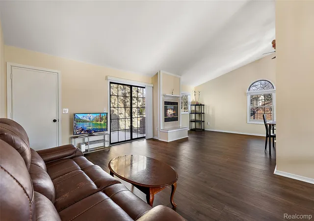 5th image of 2322 London Brg Dr, Rochester Hills, MI 48307