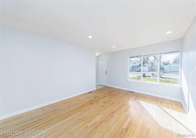 Photo 2 of Single family home for sale at 27840 Larkmoor St, Southfield, MI 48076 | MLS# 20261015313 | Listing updated on 2026-08-22