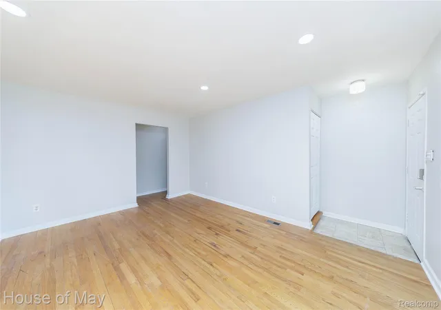 Photo 3 of Single family home for sale at 27840 Larkmoor St, Southfield, MI 48076 | MLS# 20261015313 | Listing updated on 2026-08-22