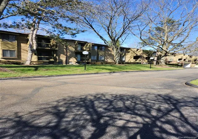 Photo 1 of Sale Pending at 27333 Arborway Rd #44, Southfield, MI 48033 | MLS# 20261015427 | Listing updated on 2026-09-10