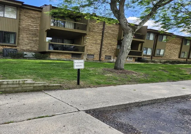 Listing Photo 3 - Condo for sale in building located at 27333 Arborway Rd, Southfield, MI 48033 - Unit #44