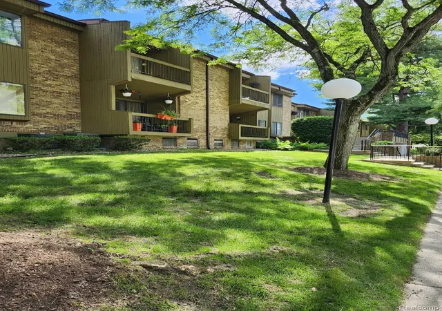 Listing Photo 4 - Condo for sale in building located at 27333 Arborway Rd, Southfield, MI 48033 - Unit #44