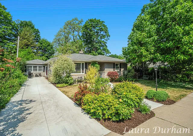 Photo 2 of Single family home for sale at 526 Butler St, Saugatuck, MI 49453 | MLS# 71026009141 | Listing updated on 2026-09-10