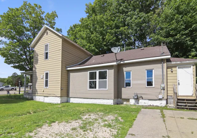 Photo 3 of Single family home for sale at 112 Howard St, Cadillac, MI 49601 | MLS# 72026009156 | Listing updated on 2026-09-01