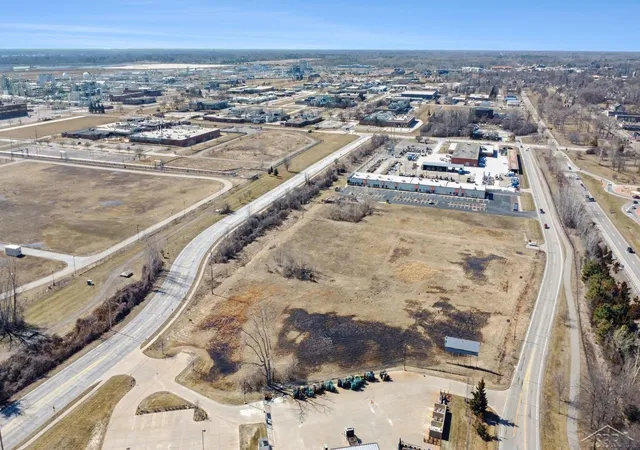 4th image of 1240 James Savage Rd, Midland, MI 48640 | MLS# 61050201309
