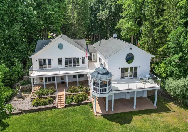 3rd image of 15665 Portage Rd, Vicksburg, MI 49097 | MLS# 66026009247
