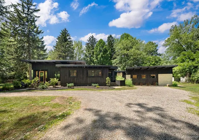 1st image of 5831 Browntown Rd, Sawyer, MI 49125 | MLS# 20261016301