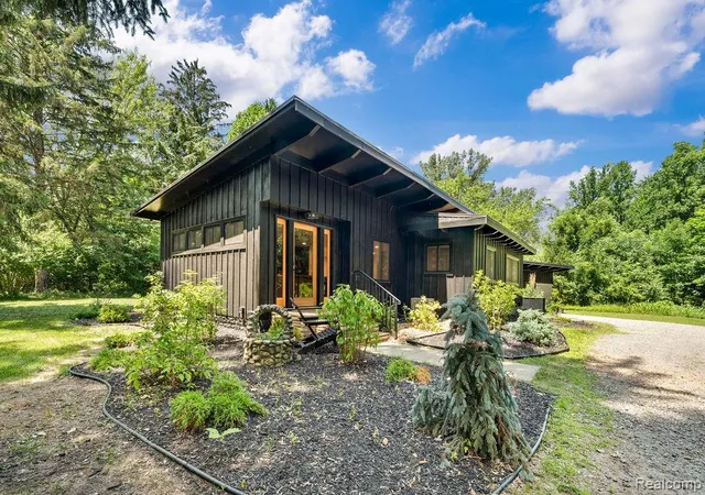 2nd image of 5831 Browntown Rd, Sawyer, MI 49125 | MLS# 20261016301