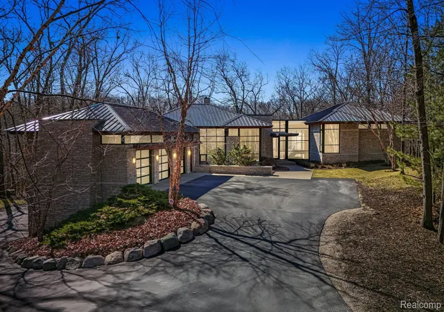 Photo 3 of Mansion for sale at 6956 Cooley Lake Rd, White Lake, MI 48383 | MLS# 20261016480 | Listing updated on 2026-09-13