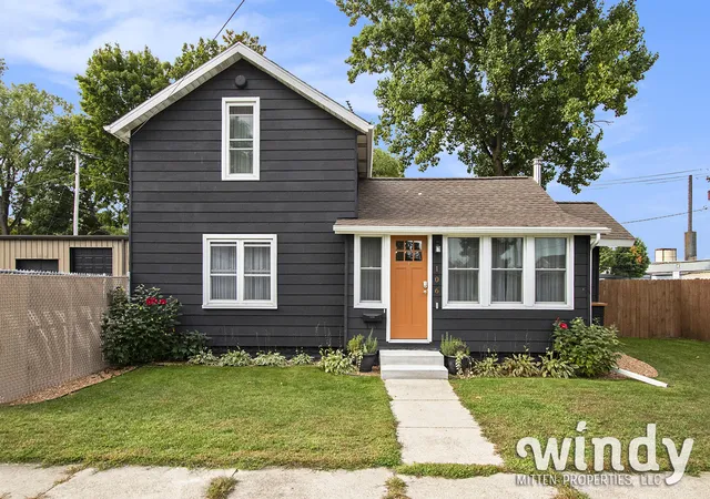 4th image of 106 Lagrange St, Dowagiac, MI 49047 | MLS# 65026009866