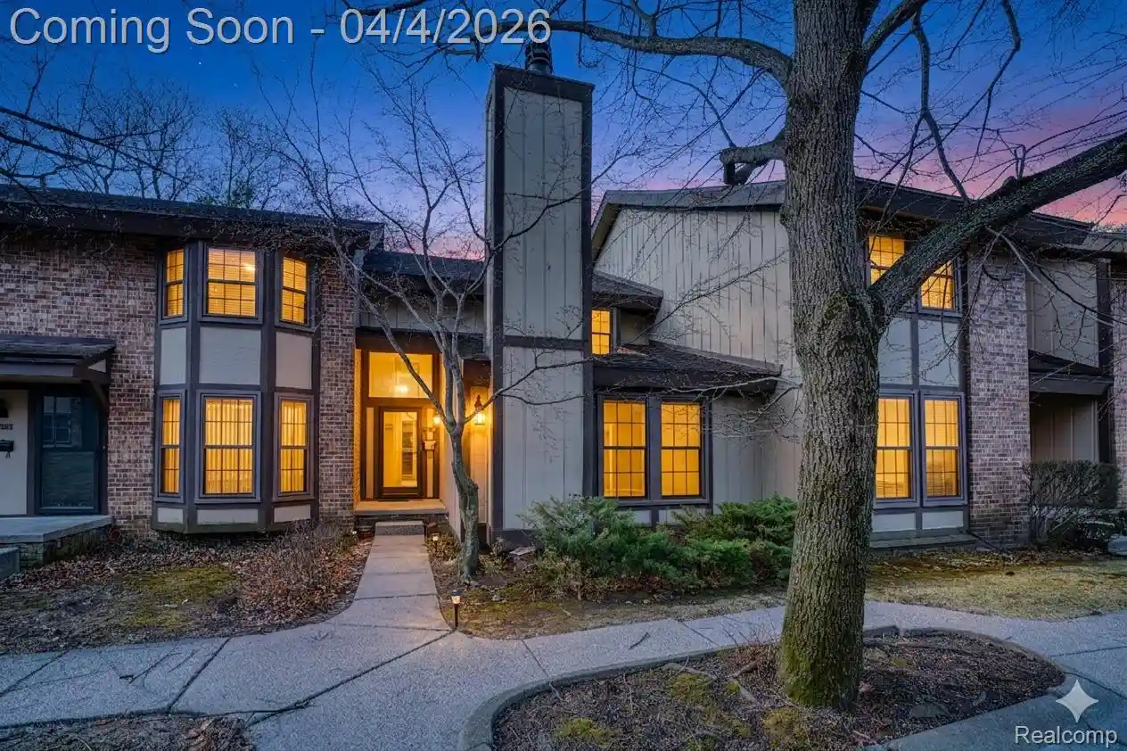 Listing Photo 1 - Condo for sale in 25178 Maplebrooke Dr located at 25178 Maplebrooke Dr, Southfield, MI 48033 - Unit 25178 Maplebrooke Dr
