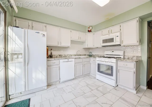 Listing Photo 3 - Condo for sale in building located at 25178 Maplebrooke Dr, Southfield, MI 48033
