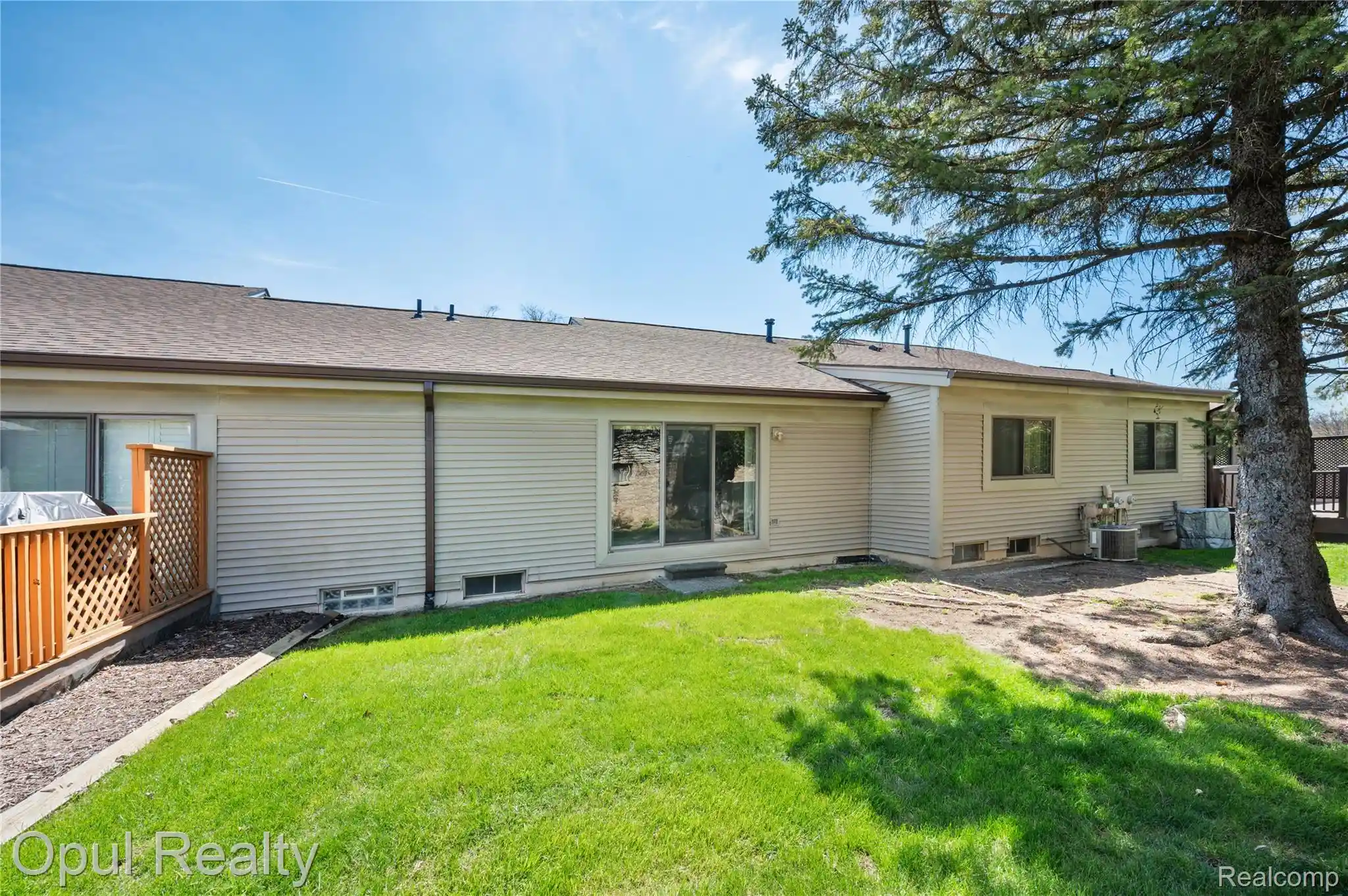 Listing Photo 1 - Condo for sale in 27323 Apple Blossom Ln located at 27323 Apple Blossom Ln, Southfield, MI 48034 - Unit 27323 Apple Blossom Ln