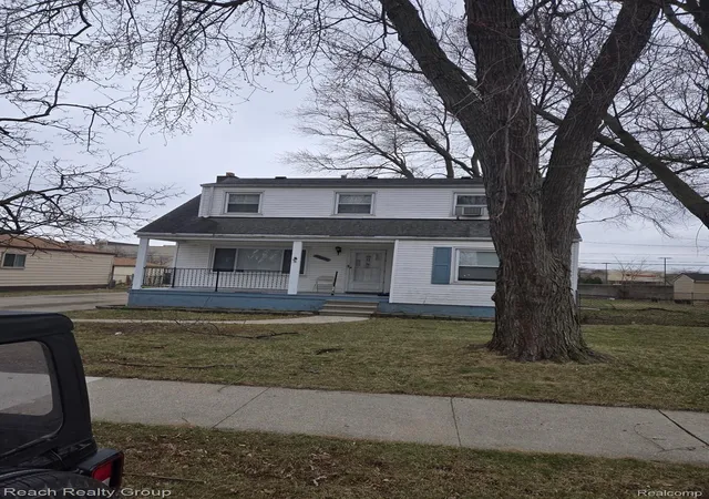Listing Photo 3 - Condo for sale in building located at 20010 Voiland St, Roseville, MI 48066