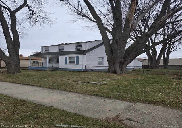 Listing Photo 4 - Condo for sale in building located at 20010 Voiland St, Roseville, MI 48066