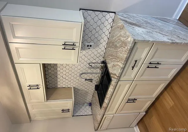 Listing Photo 4 - Condo for sale in building located at 39508 Old Dominion Dr, Clinton Township, MI 48038