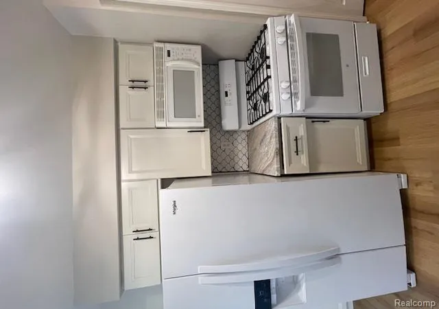Listing Photo 5 - Condo for sale in building located at 39508 Old Dominion Dr, Clinton Township, MI 48038