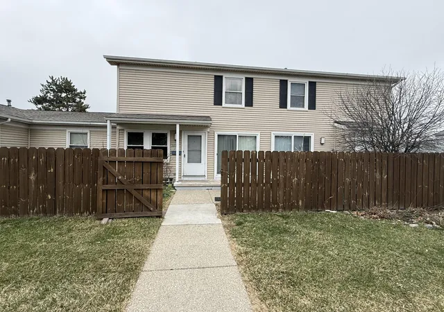 Homes for sale in Ypsilanti, MI | 2884 Roundtree Blvd #Bldg 16, Unit 105, Ypsilanti, MI 48197 | MLS# 81026011373