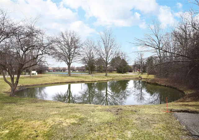 Photo 2 of Condo for sale at 2525 White Oak Pl, Flint, MI 48532 | MLS# 20261018817 | Listing updated on 2026-09-11