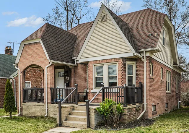 Photo 3 of Single family home for sale at 39 Neome Dr, Pontiac, MI 48341 | MLS# 20261018978 | Listing updated on 2026-08-25
