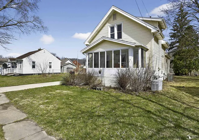 Photo 2 of Single family home for sale at 321 Cherry St, Blissfield, MI 49228 | MLS# 57050202358 | Listing updated on 2026-08-03
