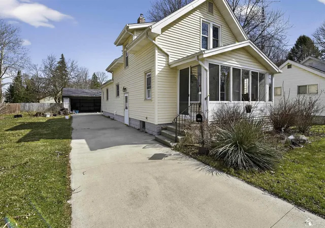 Photo 3 of Single family home for sale at 321 Cherry St, Blissfield, MI 49228 | MLS# 57050202358 | Listing updated on 2026-08-03