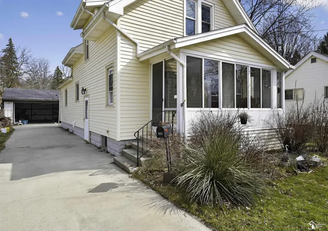Photo 3 of Single family home for sale at 321 Cherry St, Blissfield, MI 49228 | MLS# 57050202358 | Listing updated on 2026-08-03