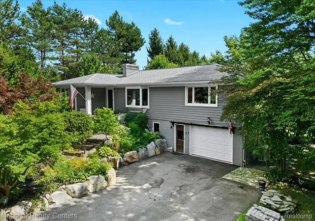 Photo 1 of Sale Pending at 1785 Middle Rd, Highland, MI 48357 | MLS# 20261019109 | Listing updated on 2026-08-28