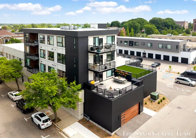2nd image of 300 Washington Ave, Grand Haven, MI 49417