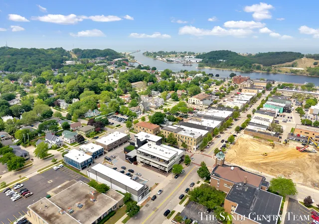 3rd image of 300 Washington Ave, Grand Haven, MI 49417