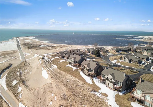 Listing Photo 5 - Condo for sale in building located at 176 Harbor Dr, Ludington, MI 49431