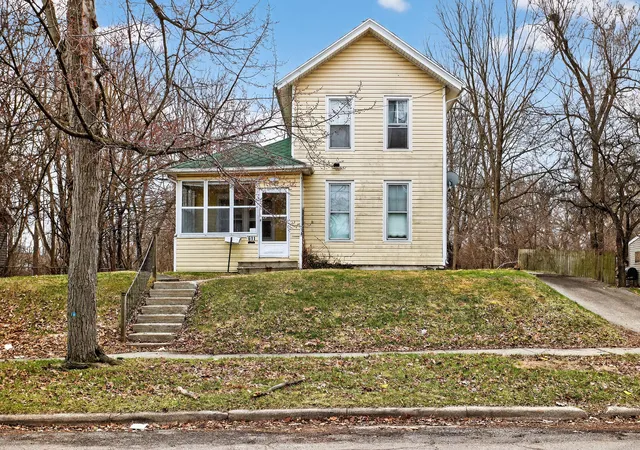Single Family Residence at 611 Oakhill Ave, Jackson, MI 49201 | MLS# 55026011756 | | Sold on 2026-06-01