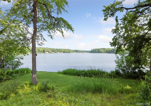 Photo 3 of Single family home for sale at 4300 W Bacon Rd, Hillsdale, MI 49242 | MLS# 20261019693 | Listing updated on 2026-09-10