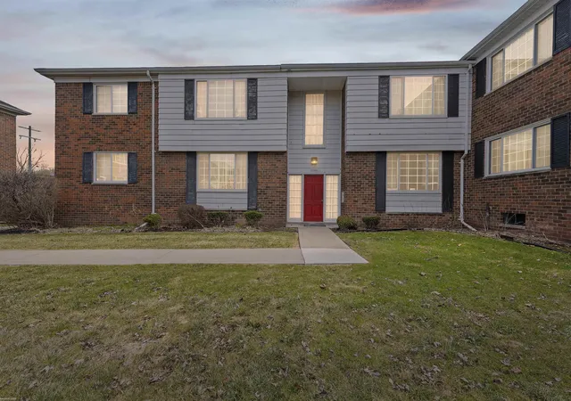 Photo 3 of Condo for sale at 25344 Shiawassee Cir, Southfield, MI 48033 | MLS# 58050202610 | Listing updated on 2026-06-18