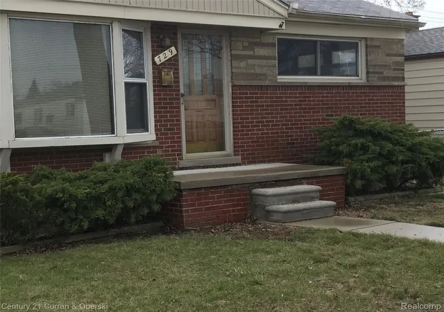 Photo 3 of Single family home for sale at 729 Cleophus Pkwy, Lincoln Park, MI 48146 | MLS# 20261019786 | Listing updated on 2026-07-06