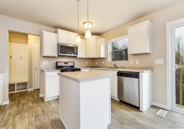 5th image of 2110 Stillwater Dr, Davison, MI 48423 | MLS# 20261019927