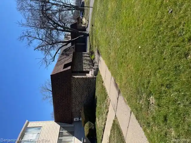 Listing Photo 2 - Condo for sale in 7 Hampton Towne St located at 7 Hampton Towne St, Southfield, MI 48075 - Unit 7 Hampton Towne St