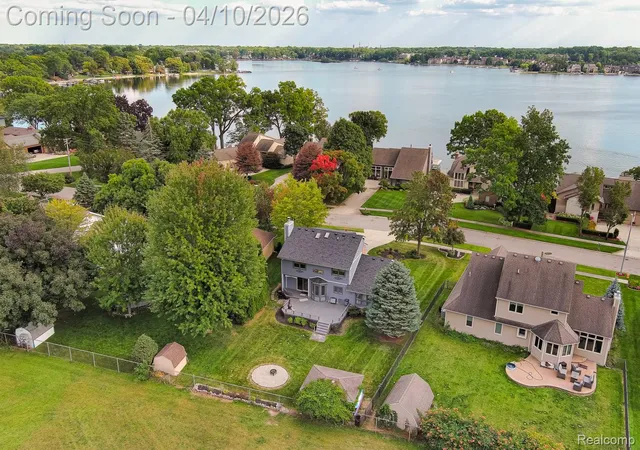 Photo 3 of Single family home for sale at 3151 Loon Lake Shrs Rd, Waterford, MI 48329 | MLS# 20261020227 | Listing updated on 2026-07-13