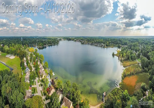Photo 3 of Single family home for sale at 3151 Loon Lake Shrs Rd, Waterford, MI 48329 | MLS# 20261020227 | Listing updated on 2026-07-13