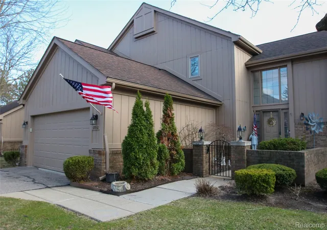 Listing Photo 3 - Condo for sale in building located at 37860 N Laurel Park Dr, Livonia, MI 48152